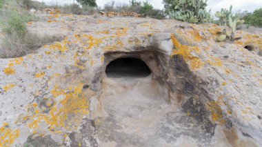 sas Concas 'tan Domus de janas. Oniferi, Sardunya' nın anaokulu.