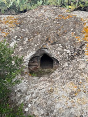 sas Concas 'tan Domus de janas. Oniferi, Sardunya' nın anaokulu.