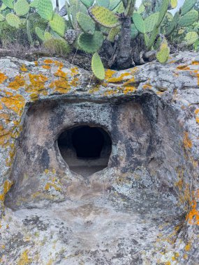 sas Concas 'tan Domus de janas. Oniferi, Sardunya' nın anaokulu.