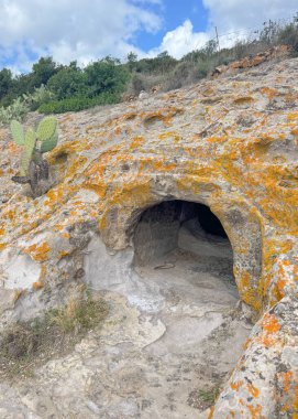 sas Concas 'tan Domus de janas. Oniferi, Sardunya' nın anaokulu.