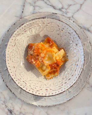 İtalyan ricotta aromalı ravioli bottarga, kabak ve karides.