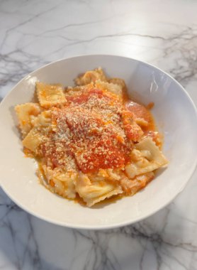 İtalyan ricotta aromalı ravioli bottarga, kabak ve karides.