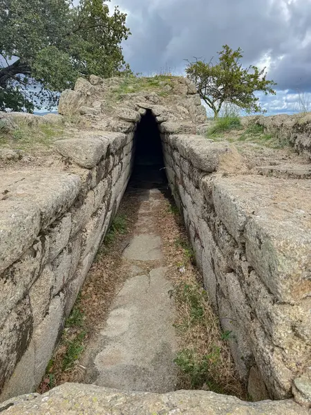 Sardunya 'nın merkezindeki Fonni' deki Madau devlerinin mezarı.