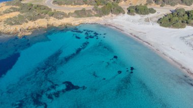 Piscinni veya Pisxinni plajı ve güney Sardini 'deki Teulada' daki İspanyol kulesi.