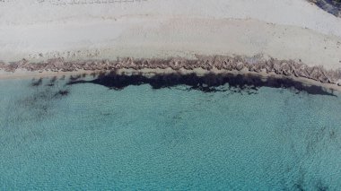 Piscinni veya Pisxinni plajı ve güney Sardini 'deki Teulada' daki İspanyol kulesi.