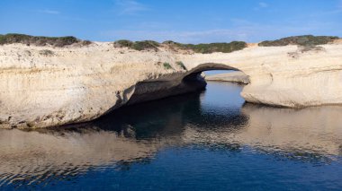 Oristano, Sardinya, İtalya 'daki S' Archittu di Santa Caterina kayasının hava manzarası