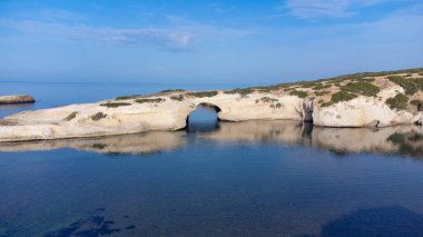 Oristano, Sardinya, İtalya 'daki S' Archittu di Santa Caterina kayasının hava manzarası