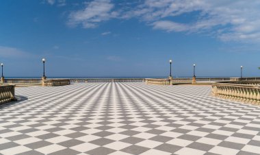 Mascagni Terrazza Teras belvedere seafront adlı günbatımı. Livorno Tuscany İtalya Europe