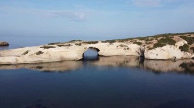 Oristano, Sardinya, İtalya 'daki S' Archittu di Santa Caterina kayasının hava manzarası