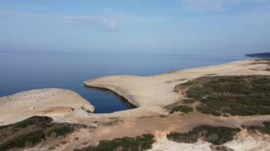 Oristano, Sardinya, İtalya 'daki S' Archittu di Santa Caterina kayasının hava manzarası