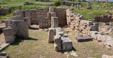 Oristano, Sardinya, İtalya 'daki Kerkouane unesco dünya mirası sahasında antik duvar ve yapıların kalıntıları.