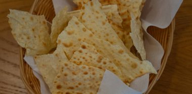 Pane Carasau, geleneksel sardunya ekmeği, beyaz tabakta servis edilir.