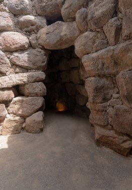 Bronz çağdan kalma megalitik bir yapı olan etkileyici Nuraghe Santu antinası Torralba, Sardunya yakınlarındaki araziye hakim.