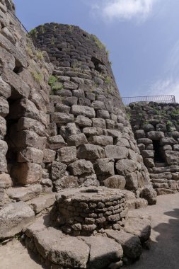 Bronz çağdan kalma megalitik bir yapı olan etkileyici Nuraghe Santu antinası Torralba, Sardunya yakınlarındaki araziye hakim.