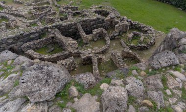 Antik Megalitik Nuragic uygarlığı, bronz çağına kadar uzanan, heybetli bir gökyüzü karşısında durmaktadır.