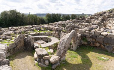 Antik Megalitik Nuragic uygarlığı, bronz çağına kadar uzanan, heybetli bir gökyüzü karşısında durmaktadır.