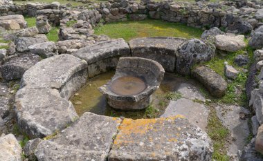Antik Megalitik Nuragic uygarlığı, bronz çağına kadar uzanan, heybetli bir gökyüzü karşısında durmaktadır.