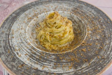 Gorgonzola 'lı yerel mantarlı Tagliatele