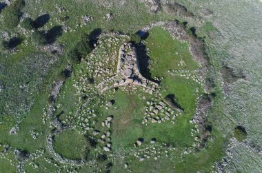 Domus de Janas - Sa Domu de SOrcu - Peri evi, Sardunya 'nın tipik tarih öncesi taş yapısı