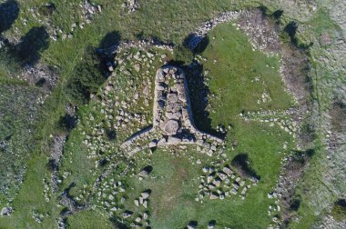 Domus de Janas - Sa Domu de SOrcu - Peri evi, Sardunya 'nın tipik tarih öncesi taş yapısı