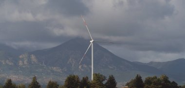 Güney Sardunya 'daki medio campidano rüzgar çiftliğinde ön planda rüzgar türbini
