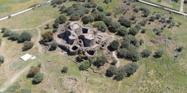 Nuraghe Arrubiu, Orroli Belediyesi 'nde 5 kulesi olan Kırmızı Nuragiç Anıtı' nda.