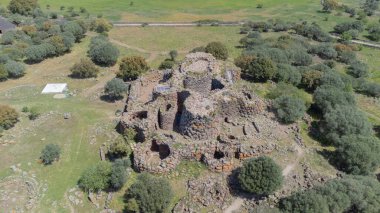 Nuraghe Arrubiu, Orroli Belediyesi 'nde 5 kulesi olan Kırmızı Nuragiç Anıtı' nda.