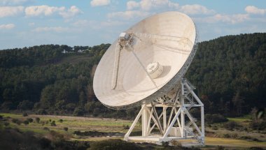 Büyük bir radyo teleskobu - Sardinia Radyo Teleskobu - Doğayla çevrili evreni keşfediyor