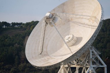 Büyük bir radyo teleskobu - Sardinia Radyo Teleskobu - Doğayla çevrili evreni keşfediyor