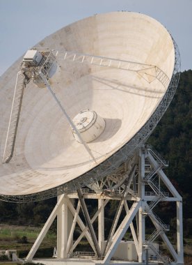 Büyük bir radyo teleskobu - Sardinia Radyo Teleskobu - Doğayla çevrili evreni keşfediyor