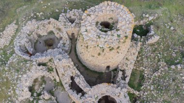 İtalya, Sardunya 'daki Nuraghe Piscu' nun görkemli harabeleri parlak mavi gökyüzüne karşı dimdik ayakta duruyor.