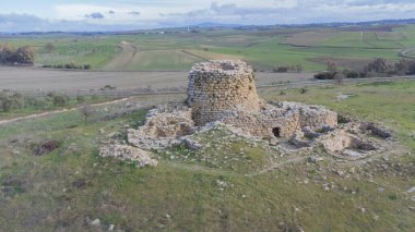 İtalya, Sardunya 'daki Nuraghe Piscu' nun görkemli harabeleri parlak mavi gökyüzüne karşı dimdik ayakta duruyor.