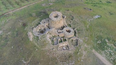 İtalya, Sardunya 'daki Nuraghe Piscu' nun görkemli harabeleri parlak mavi gökyüzüne karşı dimdik ayakta duruyor.