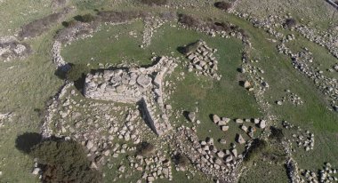 Domus de Janas, Nuragic öncesi Sardunya 'nın tipik kayalıklarındaki tarih öncesi mezarlardır.