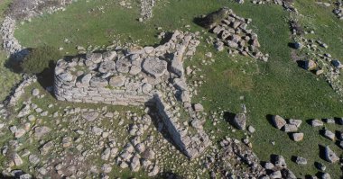 Domus de Janas, Nuragic öncesi Sardunya 'nın tipik kayalıklarındaki tarih öncesi mezarlardır.