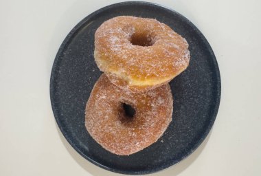 Bomboloni, İtalyan çörekleri kremalı kremayla dolu, tahtadan bir yüzeye şeker serpiştirilmiş.