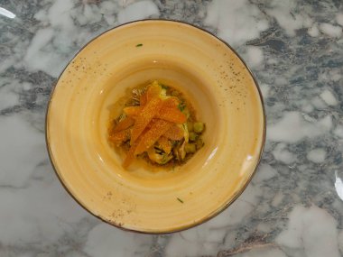 Şık bir restoranda servis edilen bottarga ve enginarlı lezzetli gurme aperatifi.