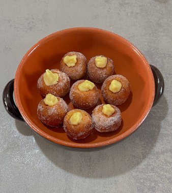 Sıralar dolusu şeker kaplı castagnole pastaları kremalı pastalarla kaplanarak cazip bir tatlı gösterisi yaratıyor.