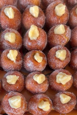 Sıralar dolusu şeker kaplı castagnole pastaları kremalı pastalarla kaplanarak cazip bir tatlı gösterisi yaratıyor.