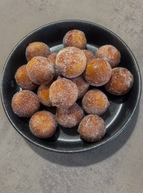 Sıralar dolusu şeker kaplı castagnole pastaları kremalı pastalarla kaplanarak cazip bir tatlı gösterisi yaratıyor.