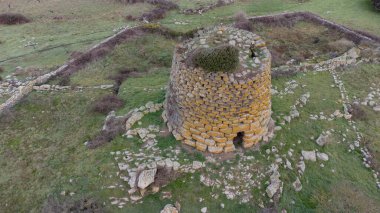 Tarihi Nuraghe Kulesi, sardalya manzarasının ortasında duruyor. Antik mimari ve kültür mirasını gözler önüne seriyor.