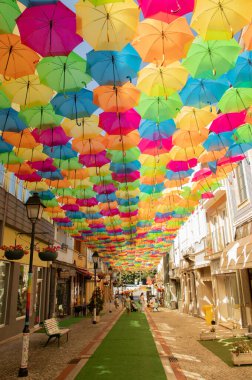 Agueda, Portekiz - 15 Temmuz 2025 - Agueda Şemsiye Gökyüzü Projesi