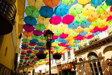 Agueda, Portekiz - 15 Temmuz 2025 - Agueda Şemsiye Gökyüzü Projesi