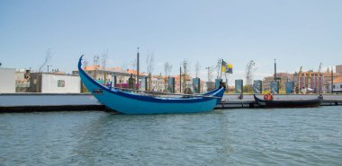 Aveiro, Portekiz- 15 Temmuz 2025 - Turistler geleneksel moliceiro teknesiyle gezintiye çıkıyorlar 