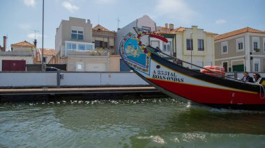 Aveiro, Portekiz- 15 Temmuz 2025 - Turistler geleneksel moliceiro teknesiyle gezintiye çıkıyorlar 