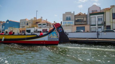 Aveiro, Portekiz- 15 Temmuz 2025 - Turistler geleneksel moliceiro teknesiyle gezintiye çıkıyorlar 