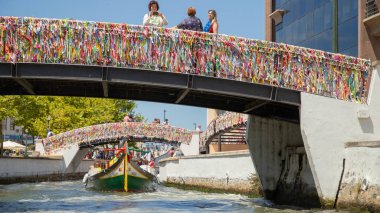 Aveiro, Portekiz- 15 Temmuz 2025 - Turistler geleneksel moliceiro teknesiyle gezintiye çıkıyorlar 