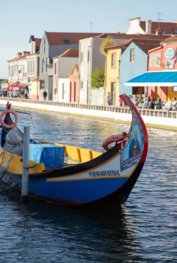 Aveiro, Portekiz- 15 Temmuz 2025 - Turistler geleneksel moliceiro teknesiyle gezintiye çıkıyorlar 
