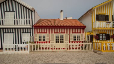 Aveiro, Portekiz- 15 Temmuz 2025 - Kosta Nova, Portekiz 'de renkli çizgili evlere hayran olan turist