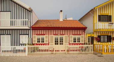 Aveiro, Portekiz- 15 Temmuz 2025 - Kosta Nova, Portekiz 'de renkli çizgili evlere hayran olan turist